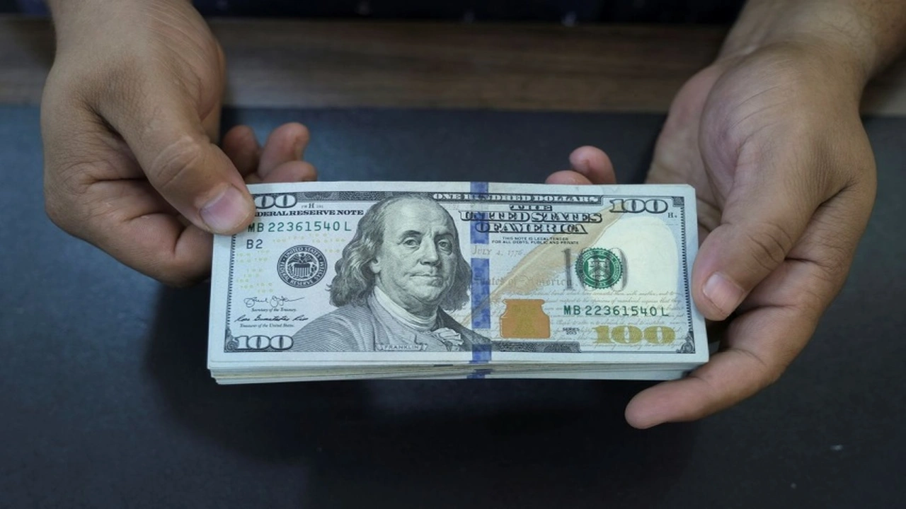 اقتصادي يؤكد عدم تغيير سعر الصرف ويصف الشائعات بالزائفة